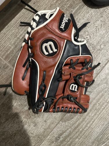 2025 Wilson A550 RH Infield Baseball Glove 11.5" (Used)