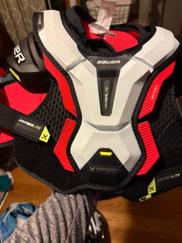 Men's Medium Intermediate Bauer Vapor Hyperlite Shoulder Pads (New)
