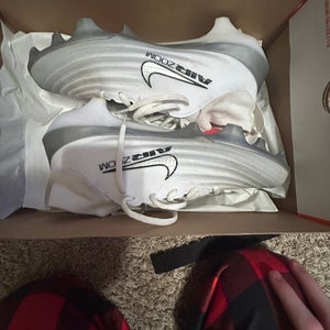 Unisex Size M 7.0 (W 8.0) Nike Cleats Mid Top (Used)