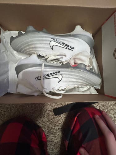 Unisex Size M 7.0 (W 8.0) Nike Cleats Mid Top (Used)