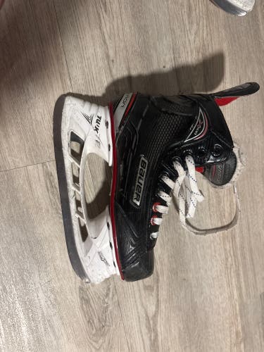 2017 Bauer Vapor X500 Hockey Skates Size 3.5 (Used)