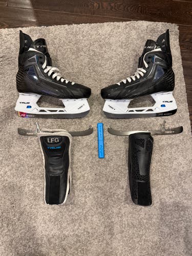 Black 2024 True SVH Pro Hockey Skates Regular Width Pro Stock 9.5 (New)