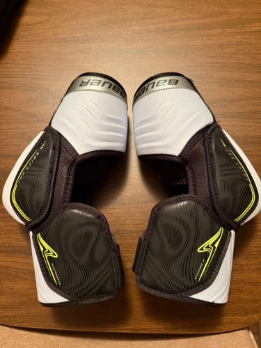 Brand NEW Senior Medium Bauer Vapor Shift Pro Elbow Pads (Used)