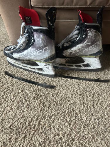 Black 2021 Bauer Vapor Hyperlite Hockey Skates Regular Width 9 (Used)