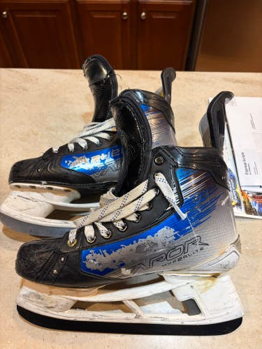 Blue Bauer Vapor Hyperlite 2 Pro Stock Hockey Skates 8.5