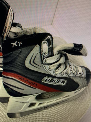 Black Bauer Vapor X1.0 Hockey Skates Regular Width Size 2 (Used)