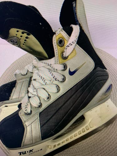 Nike Quest V-8 Hockey Skates Extra Wide Width Size 2.5 (Used)