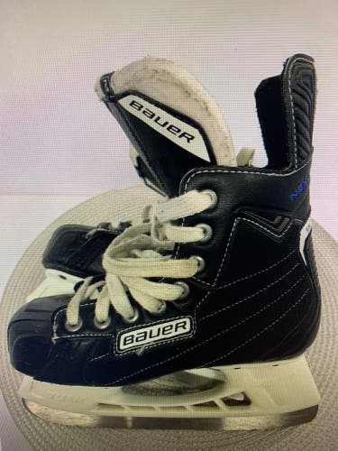 Bauer Hockey Skates Regular Width Size 2 (Used)