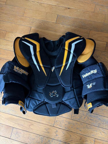 Medium Vaughn Velocity V6 Goalie Chest Protector Pro Stock (Used)