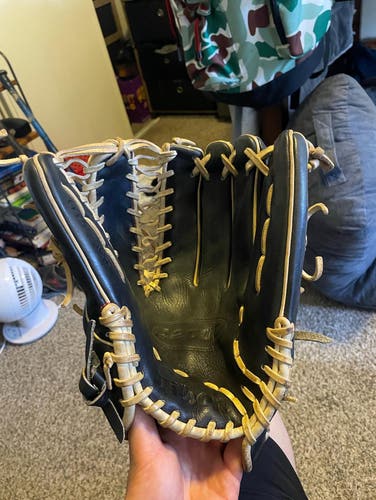 Wilson A2000 RH Baseball Glove 12.75" (Used)