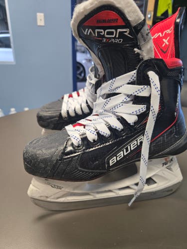 Bauer Vapor 3X Pro Hockey Skates Regular Width Size 1.5 (Used)