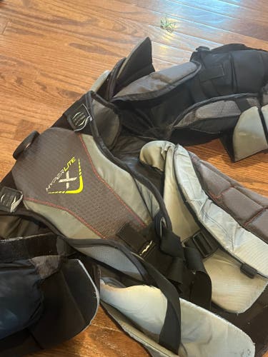 Medium Bauer Vapor Hyperlite 2 Goalie Chest Protector (Used)