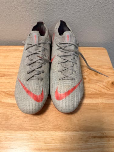 Silver Men's Size M 9.5 (W 10.5) Nike Mercurial Vapor Molded Cleats Cleats (Used)