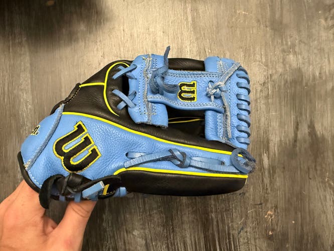 Wilson A550 RH Baseball Glove 11" (Used)