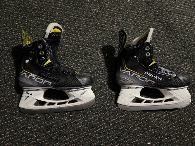 Bauer Vapor 3X Hockey Skates Regular Width Size 1.5 (Used)