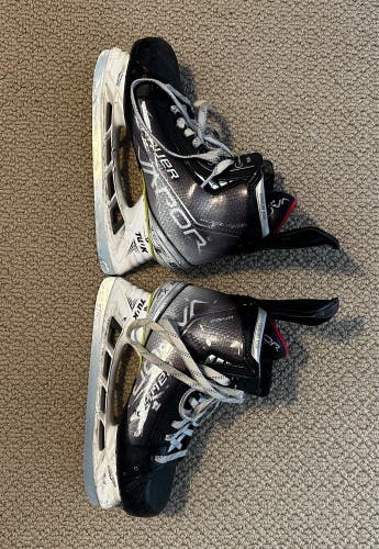 Bauer Vapor Hyperlite Hockey Skates 10.5 (Used)