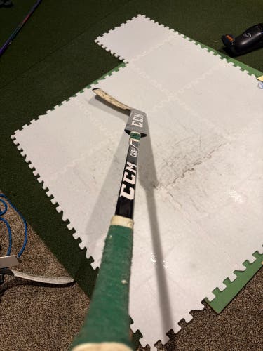 Intermediate CCM Axis 1.5 Regular Goalie Stick 24" Paddle (Used)