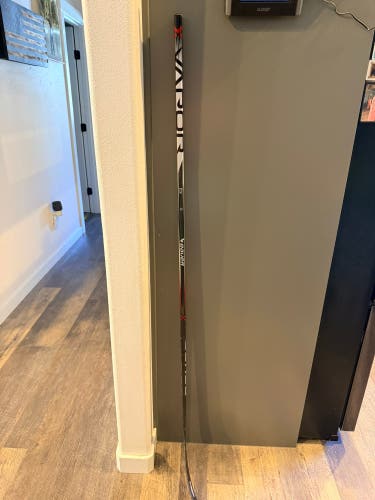 Intermediate Bauer Vapor Team Right Handed Hockey Stick P28 65 Flex (Used)