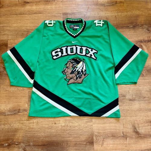 Vintage Nike North Dakota Fighting Sioux Hockey Jersey Green Dazzle Collar (XL)