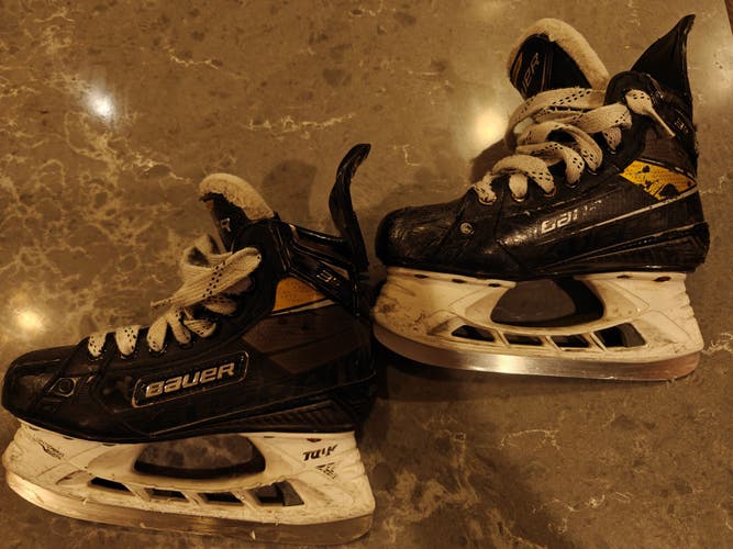 Bauer Supreme 3S Pro Hockey Skates Regular Width Size 2 (Used)