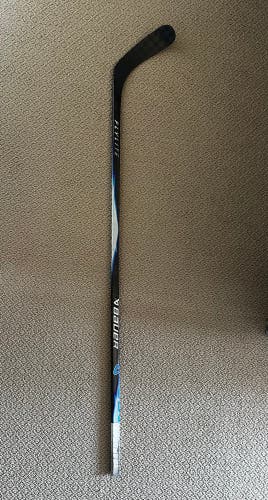 Broken toe Senior Bauer Vapor Flylite Right Handed Hockey Stick P92 87 Flex