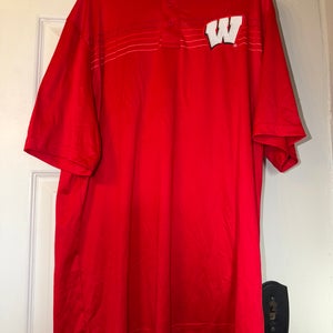 Captivating NCAA Wisconsin Badgers Polo Graphic T Shirt Men’s Size Large Brand New With Tags Stitch.