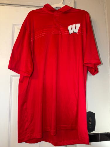 Captivating NCAA Wisconsin Badgers Polo Graphic T Shirt Men’s Size Large Brand New With Tags Stitch.