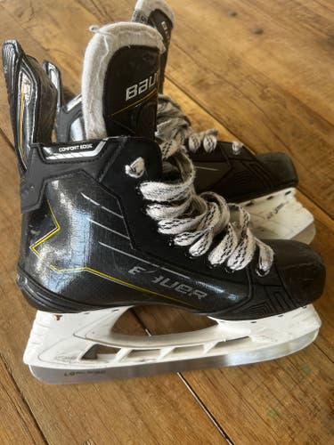 Black Bauer Supreme M40 Hockey Skates Size 5.5 (Used)