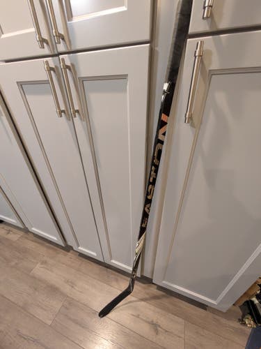 Junior Easton S19 Right Handed Hockey Stick 60 Flex (Used)