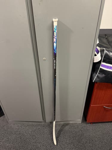 Youth Bauer Vapor Flylite Right Handed Hockey Stick P28 30 Flex (Used)