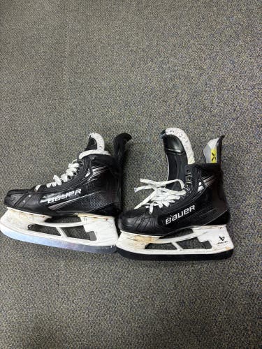 Pro Stock Black Bauer Vapor Hyperlite 2 Hockey Skates Regular Width 7 (Used)