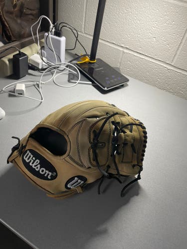 Wilson A2K B212 RH Pitcher's Baseball Glove 12" With MLB Logo