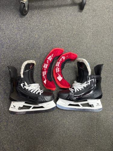 Pro Stock Black Bauer Hockey Skates Wide Width 8 (Used)