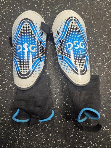 Used DSG Soccer Shin Guards Junior White XL 11849-S000038627