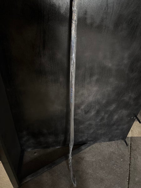 Intermediate Bauer Vapor Flylite Right Handed Hockey Stick P28 65 Flex (New)