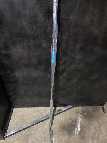 Junior Bauer Vapor Flylite Right Handed Hockey Stick P28 40 Flex (New)