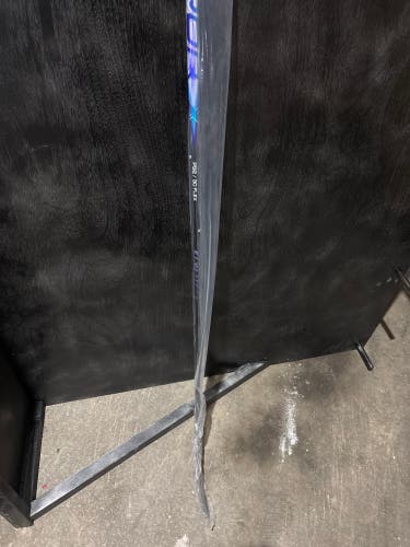 Junior Bauer Vapor Flylite Right Handed Hockey Stick P92 30 Flex (New)