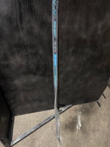 Junior Bauer Pulse Right Handed Hockey Stick P28 40 Flex (New)