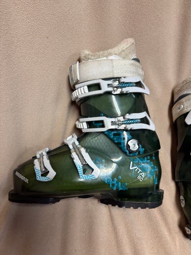 Mondo 25 & 25.5 Unisex Rossignol All Mountain Vita 80 Ski Boots (Used)