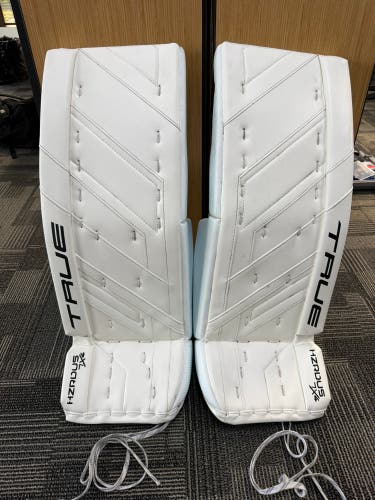 30" 2025 True HZRDUS 7X4 Goalie Leg Pads (Used)