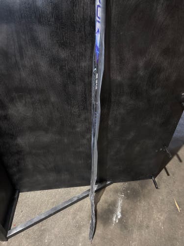 Intermediate Bauer Vapor Flylite Left Hand Hockey Stick P28 65 Flex (New)