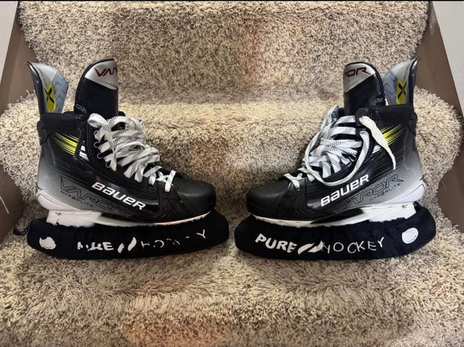 2023 Bauer Vapor Hyperlite 2 Hockey Skates Regular Width 9 (Used)
