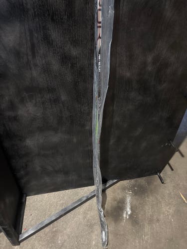 Intermediate Bauer Vapor Hyperlite 2 Left Hand Hockey Stick P28 65 Flex (New)