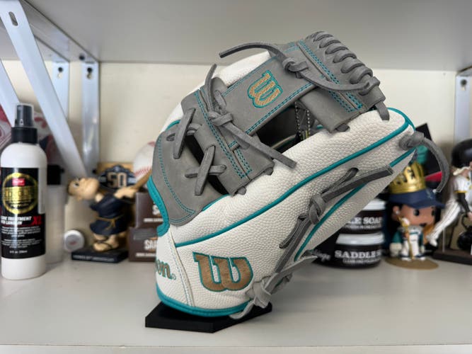 Wilson A2000 H75 11.75” RHT Fastpitch Model