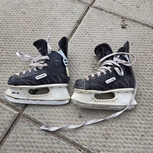 Black Bauer Impact 200 Hockey Skates Regular Width Size 1 (Used)