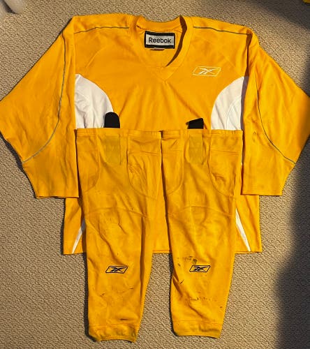 CHL (OHL, WHL, QMJHL) Yellow XXL Men's Reebok Practice Jersey Uncrested + Socks (Used)