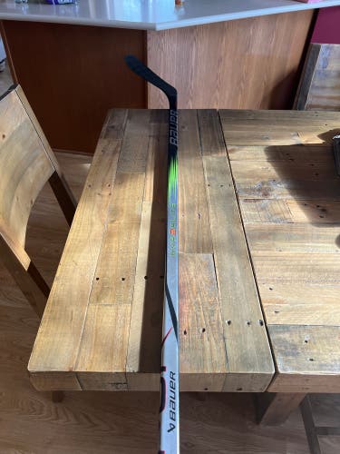 Intermediate Bauer Vapor Hyperlite 2 Left Hand Hockey Stick P28 65 Flex (New)
