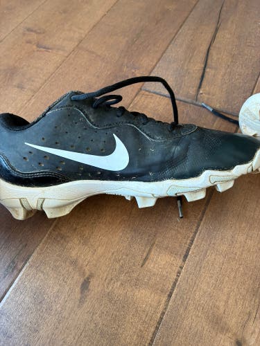 Black Kid's 7Y (Big Kids / Youth) Nike FastFlex Low Top Molded Cleats (Used)