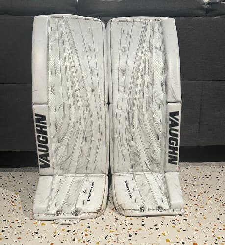 32" 2017 Vaughn Ventus SLR Pro Goalie Leg Pads (Used)