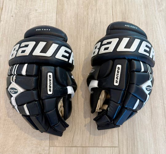Hockey Player Gloves - Bauer Supreme